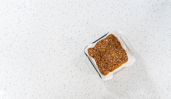 Ett Platt Ligg Häll Fudge Blandning Kvadrat Glas Bakning Pan — Stockfoto