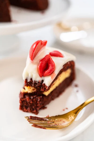 Slicing Freshly Baked Red Velvet Bundt Cake Chocolate Lips Hearts — Foto de Stock