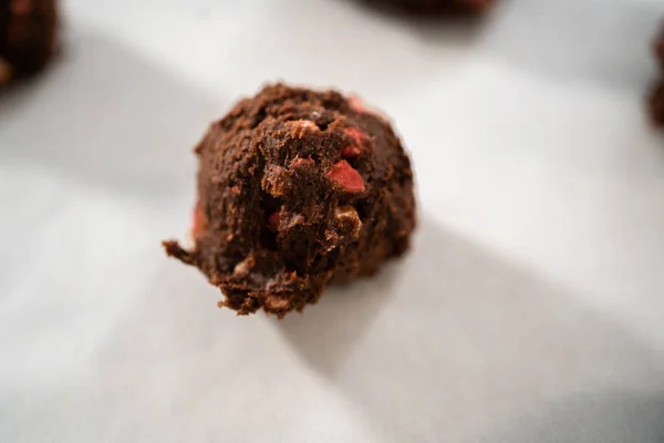 Sbírání Čokoládové Sušenky Těsto Těstem Naběračkou Pečení Čokoládových Sušenek Kousky — Stock fotografie