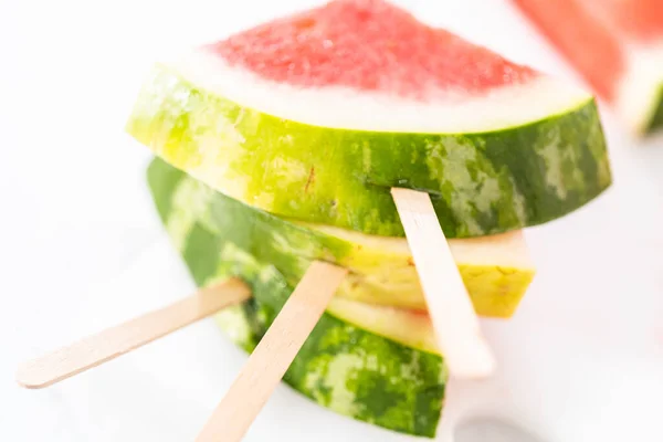 Skivning Mogna Röd Vattenmelon För Att Förbereda Chili Lime Vattenmelon — Stockfoto
