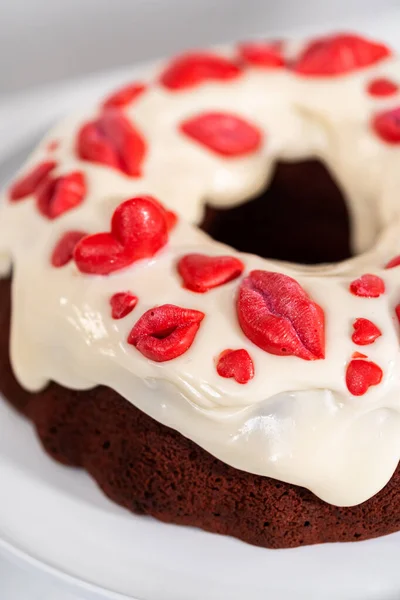 Freshly Baked Red Velvet Bundt Cake Chocolate Lips Hearts Cream — Stockfoto