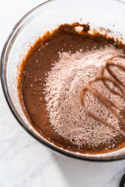 Kırmızı kadife kek ve krem peynir jöleli kek yapmak için büyük bir bardakta karıştırma malzemesi..