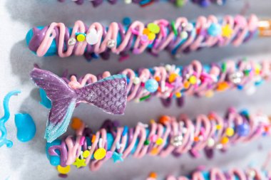 Deniz kızı çikolata çubukları pembe ve mor çikolata serpiştirilmiş ve serpiştirilmiş..