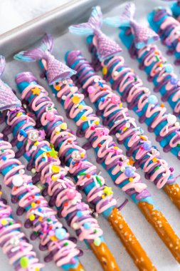 Deniz kızı çikolata çubukları pembe ve mor çikolata serpiştirilmiş ve serpiştirilmiş..