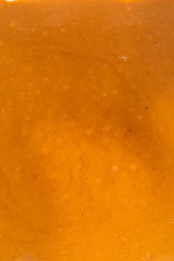 Kabak aromalı şekerleme hazırlamak için parşömen kağıdıyla kaplanmış kare cam fırın tavasına şekerleme dökülüyor..