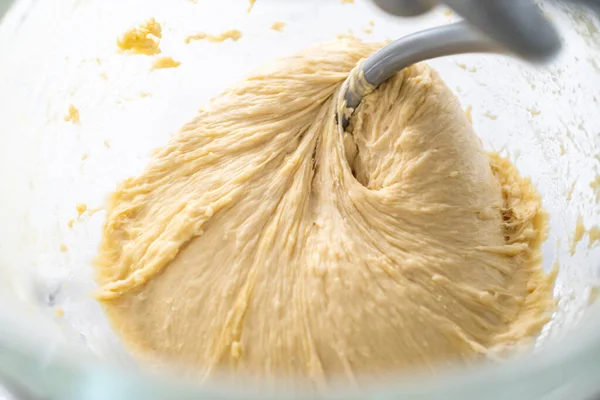 キッチンミキサーで材料を混ぜ 自家製ブリオッシュパンを焼く — ストック写真