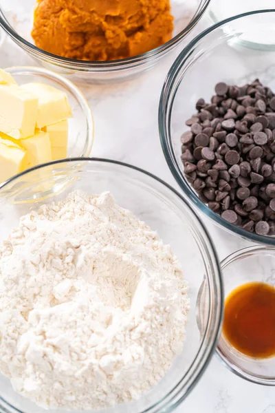 Ingredienti Misurati Una Ciotola Vetro Cuocere Torta Zucca Cioccolato Con — Foto Stock