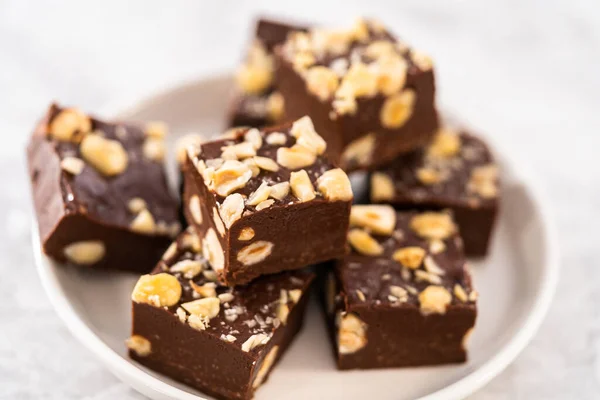 Hausgemachte Schokolade Haselnuss Fudge Quadratische Stücke Auf Einem Weißen Teller — Stockfoto