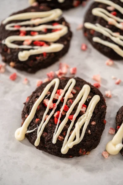 焼きたてのチョコレートクッキーペパーミントチップ上に白いチョコレート霧雨と — ストック写真