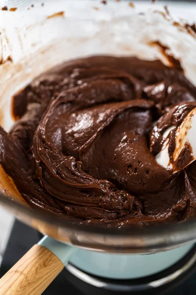 Smältning Vit Choklad Chips Och Andra Ingredienser Ett Glas Blandning — Stockfoto