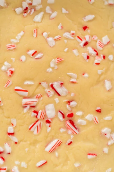 Removing Candy Cane Fudge Square Cheesecake Pan Lined Parchment — Stock Photo, Image