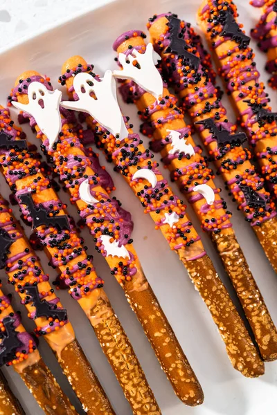 Mit Halloween Schokolade Überzogene Brezelstangen Mit Streusel Auf Einem Weißen — Stockfoto