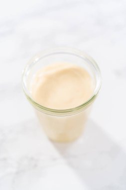 Küçük cam bir kavanozda eggnog jölesi.