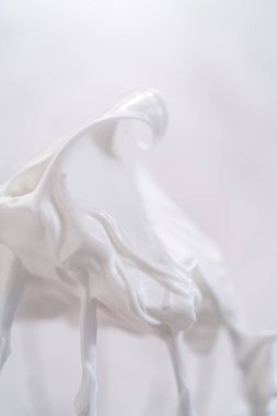 Mutfak mikserinden çırpıcının üstünde beyaz krema var..