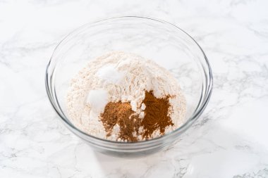 Kuru malzemeleri büyük bir bardakta çırpma kabıyla karıştırıp yumurta likörü pişirmek..