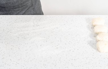 Fransız merdanesiyle yuvarlanan ekmek hamuru naan dippers pişirmek için.