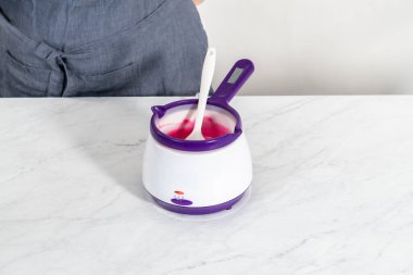 Çikolata parçalı kraker yapmak için çikolata kabında çikolata eritmek..