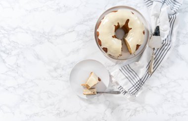 Düz yatıyordu. Ev yapımı yumurtalı keki yumurta likörüyle dilimliyorum..