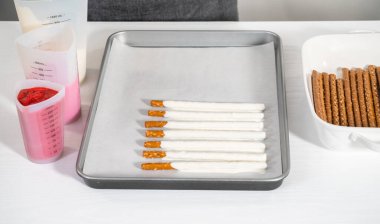 Çubuk krakerleri eritilmiş çikolatayla silikon bardağa batırıp Sevgililer Günü 'nde çikolata kaplı çubuk çubuk çubuklar yapmak..