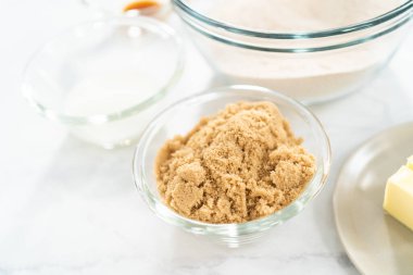 Çikolatalı kraker pişirmek için cam karıştırma kabındaki malzemeler..