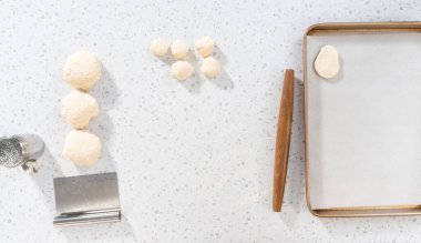 Düz yatıyordu. Fransız merdanesiyle yuvarlanan ekmek hamuru naan dippers pişirmek için.