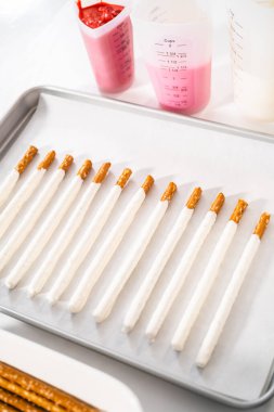 Çubuk krakerleri eritilmiş çikolatayla silikon bardağa batırıp Sevgililer Günü 'nde çikolata kaplı çubuk çubuk çubuklar yapmak..