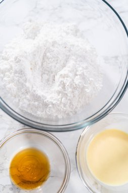 Yumurta likörü yapmak için cam karıştırma kaselerinde ölçülmüş malzemeler..