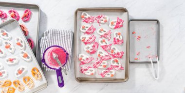 Düz yatıyordu. Çikolata soslu krakerlerin üzerine erimiş çikolata serpiştirmek..