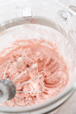 Çilekli tereyağlı kremayı çırpmak çırpılmış çırpılmış çırpılmış çırpılmış çırpılmış çırpılmış çırpılmış elektrikle karıştırmak..