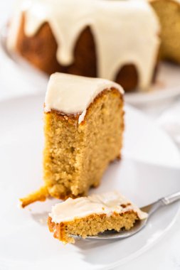 Ev yapımı yumurtalı keki yumurta likörüyle dilimliyorum..