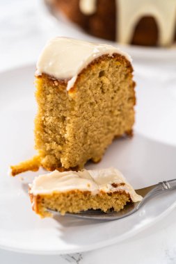 Ev yapımı yumurtalı keki yumurta likörüyle dilimliyorum..