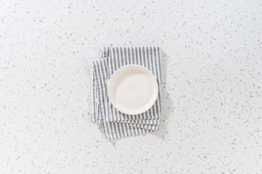 Düz yatıyordu. Mutfak tezgahına beyaz bir tabak ve havlu boşalt..