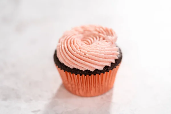 Σοκολατένια Cupcakes Γλάσο Φράουλας — Φωτογραφία Αρχείου