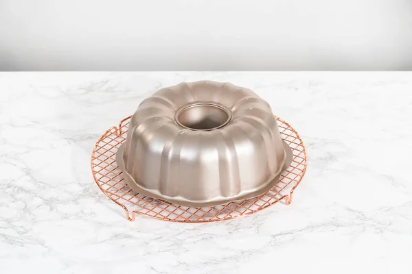 Охолодження Свіжоспеченого Торта Яєчного Пакетика Кухонній Стійці — стокове фото