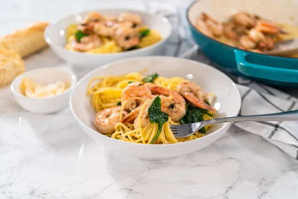 Serving Garlic Shrimp Pasta Spinach White Ceramic Bowls — Stock Photo, Image