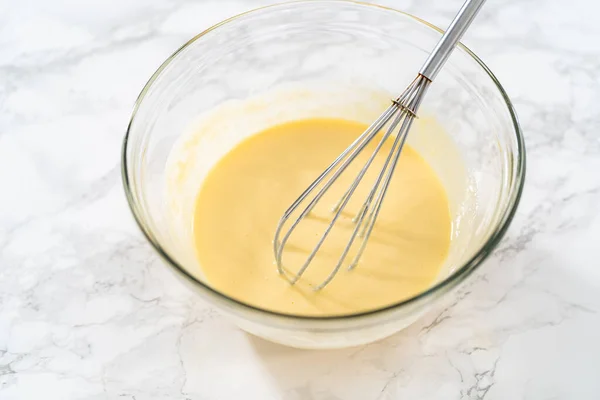 Blanding Våte Ingredienser Liten Glassbolle Bake Mini Vanilje Cupcakes Med – stockfoto