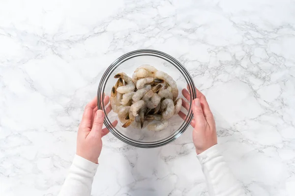 Marinating Raw Shrimp Garlic Spices Prepare Garlic Shrimp Pasta Spinach — Stock Photo, Image