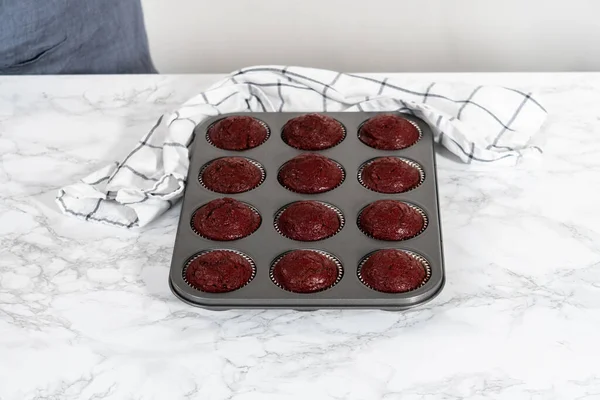 Cupcake Velluto Rosso Appena Sfornati Bancone Della Cucina — Foto Stock