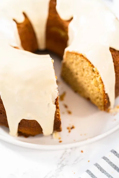 Slicing Zelfgemaakte Eierpunch Bundt Cake Met Een Eggnog Glazuur — Stockfoto