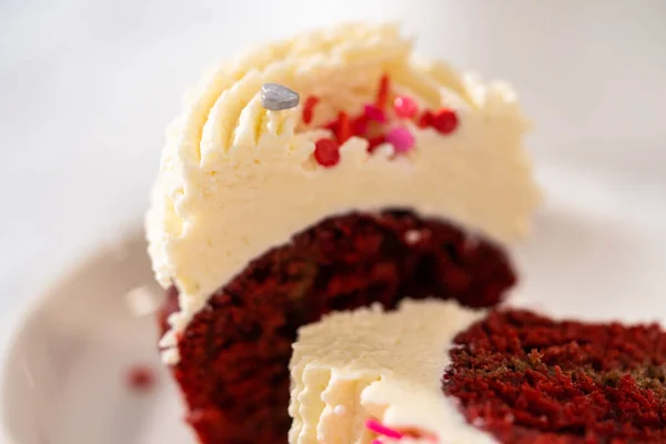 Cupcakes Velours Rouge Tranchés Avec Glaçage Ganache Chocolat Blanc Sur — Photo
