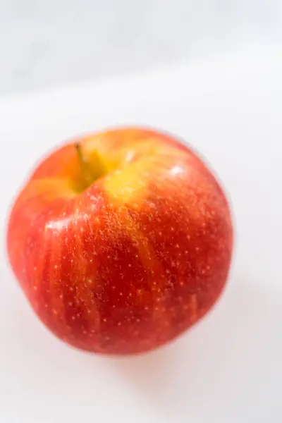 Rote Äpfel Auf Einem Weißen Schneidebrett Dünne Scheiben Schneiden — Stockfoto