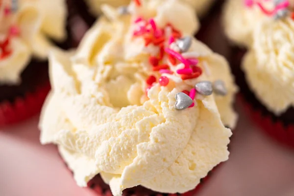Čerstvě Upečené Sametové Cupcakes Bílou Čokoládou Ganache Polevou Zdobené Posypy — Stock fotografie