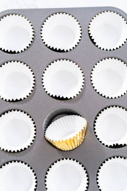 Tek boynuzlu at gökkuşağı çikolatalı kekler pişirmek için kapkek pişirme tavası ve folyolu kek kapları..