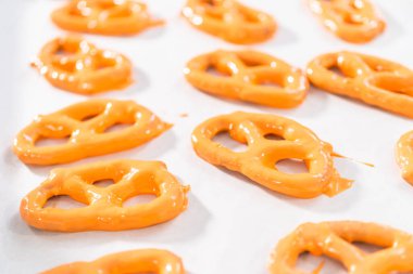 Çubuk kraker, çikolata kaplı kraker yapmak için erimiş çikolataya batırılır..