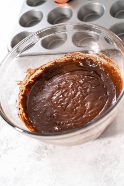 Çikolatalı çilekli kek pişirmek için kek hamurunu kek kaplarının içine atıyoruz..