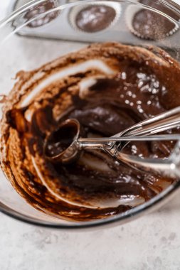 Çikolatalı çilekli kek pişirmek için kek hamurunu kek kaplarının içine atıyoruz..