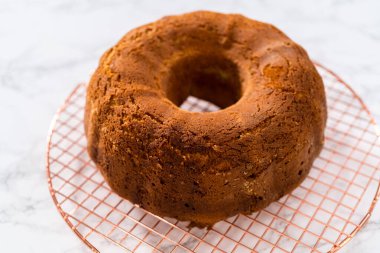 Mutfak tezgahında taze pişmiş yumurtalı kek..