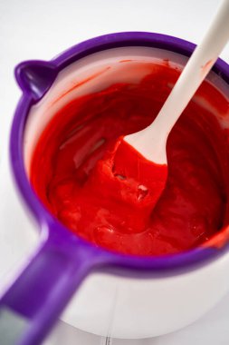 Çikolata parçalarını eritip, eriterek sevgililer günü için çikolata kaplı çubuk çubuk çubuklar yapmak..