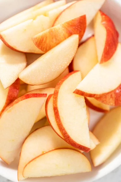 Dünn Geschnittene Rote Äpfel Auf Einem Weißen Teller — Stockfoto