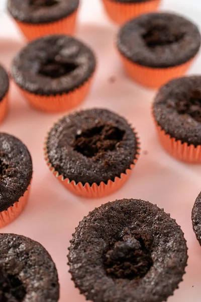 Fyllning Nybakade Chokladmuffins Med Jordgubbsfyllning — Stockfoto